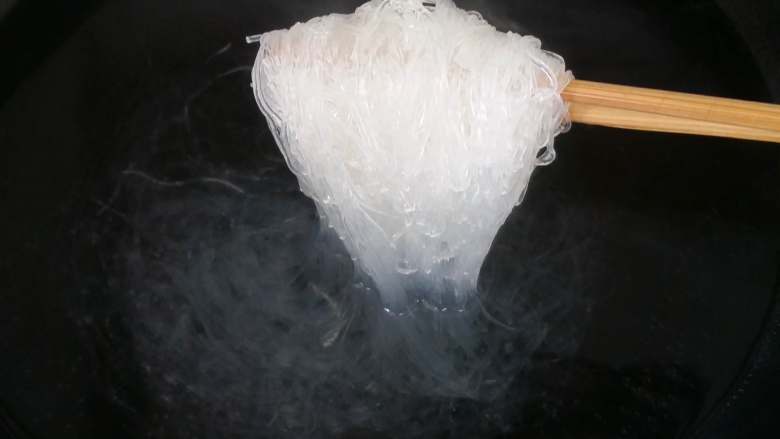 紫薯素包子,粉丝放开水中焯水一分钟左右,颜色变透明即可,不要时间长,不然蒸熟后口感发粘不好吃。