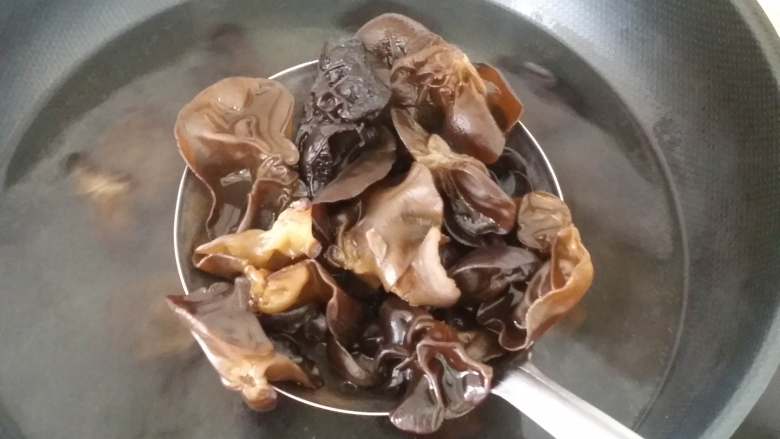 紫薯素包子,木耳焯水两分钟,捞出备用。