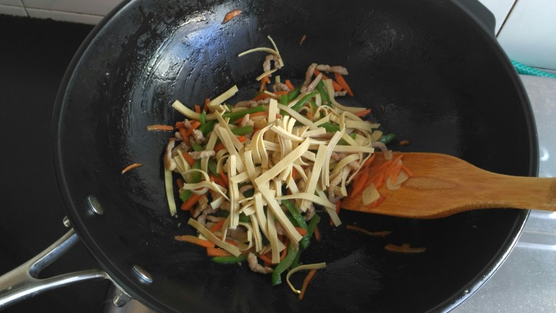 肉炒三丝,豆腐皮丝放入,继续大火翻炒,加入适量盐和<a style='color:red;display:inline-block;' href='/shicai/ 756'>鸡精</a>,即可关火出锅