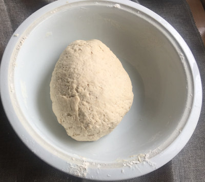 褡裢火烧,面粉和全麦面粉放一起,加温水200ml和成面团,饧30分钟