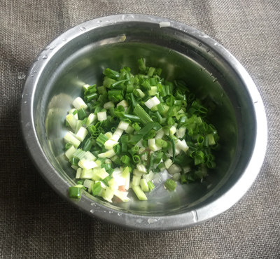 褡裢火烧,香葱择洗干净切葱花