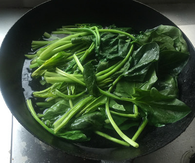 褡裢火烧,菠菜择洗干净,放沸水中焯水