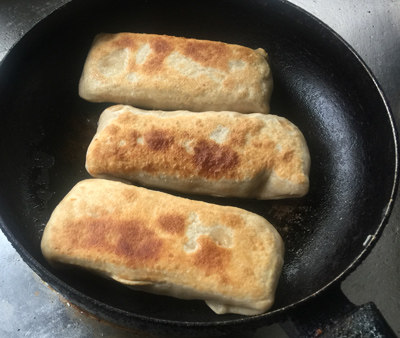 褡裢火烧,两面都煎黄