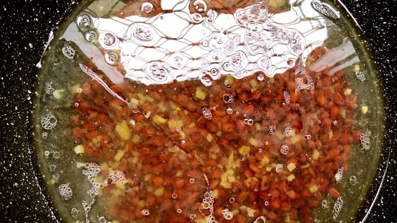 红豆糯米饭,放入1000g的水,大火烧开