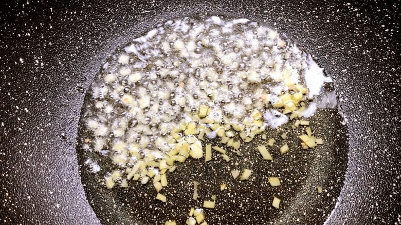 红豆糯米饭,热锅热油,放入姜末爆香