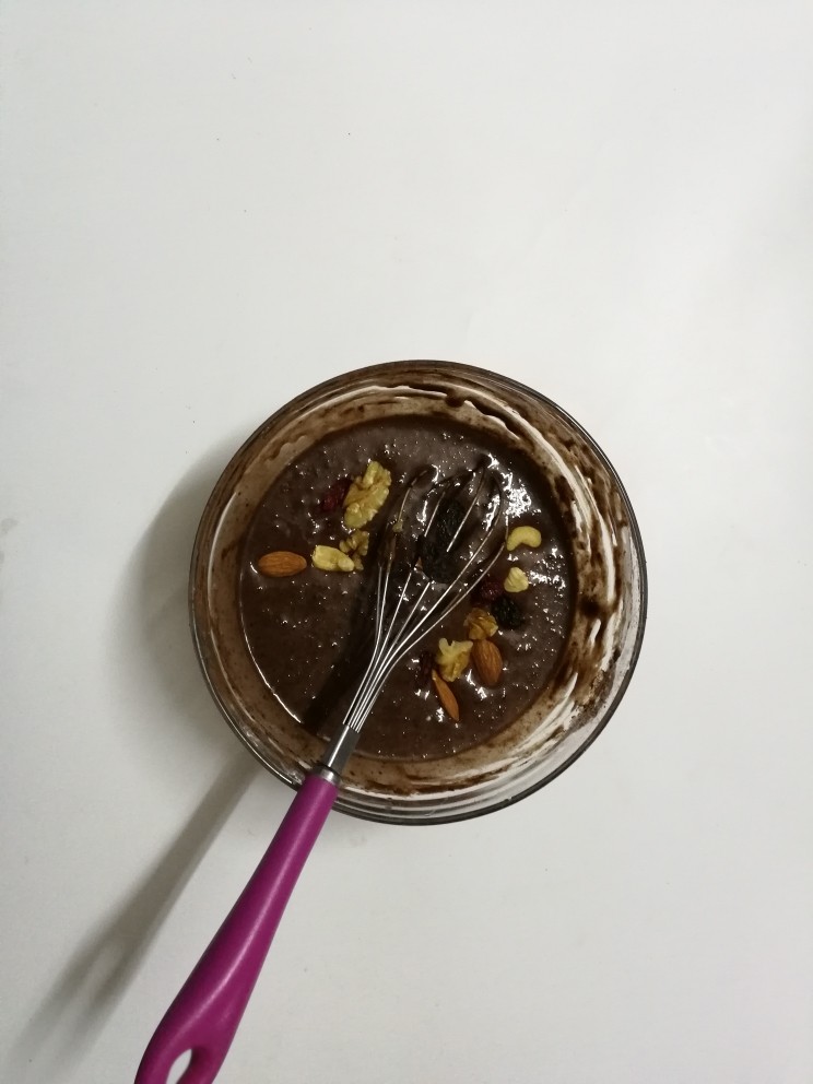 低脂布朗尼蛋糕,拌均后加入果仁,果仁切不切碎都没关系的