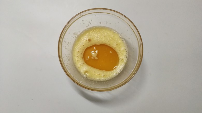 低脂布朗尼蛋糕,加入玉米油,拌均匀