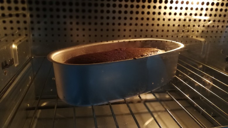 低脂布朗尼蛋糕,烘焙中的蛋糕,慢慢膨胀起来了