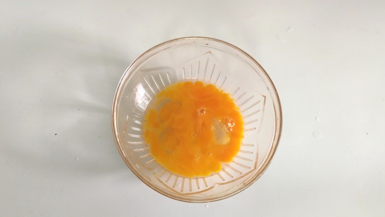 甜椒炒蛋,鸭蛋打入碗里,加少许盐打散