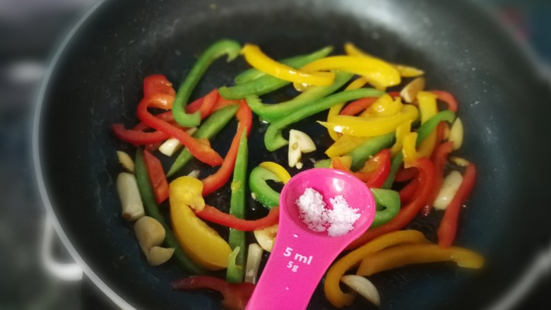 甜椒炒蛋,加入适量盐,中火炒制