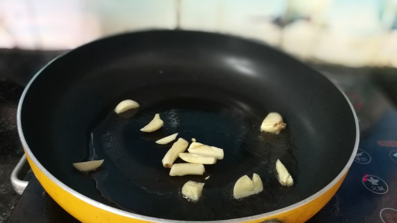 甜椒炒蛋,锅热油,放入大蒜爆香