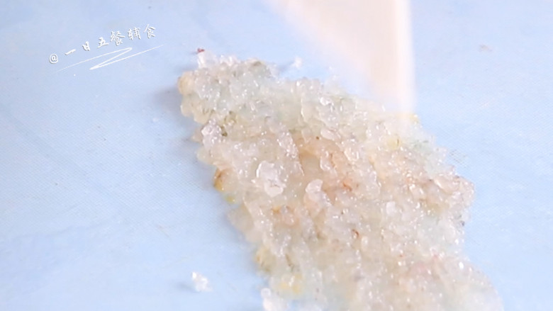 胡萝卜鲜虾米粉饼,基围虾去虾线去壳,剁碎。