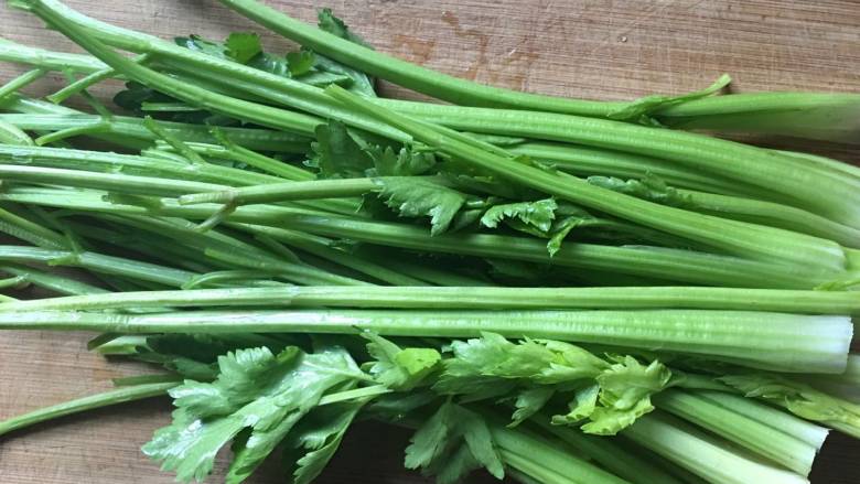 芹菜拌黑木,<a style='color:red;display:inline-block;' href='/shicai/ 125'>芹菜</a>切根，洗净；