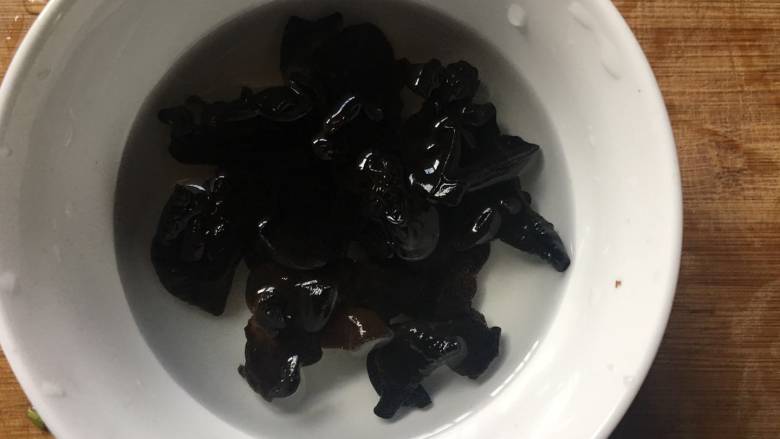 芹菜拌黑木,<a style='color:red;display:inline-block;' href='/shicai/ 118129'>干木耳</a>冷水泡发，如果赶时间可以用温水；