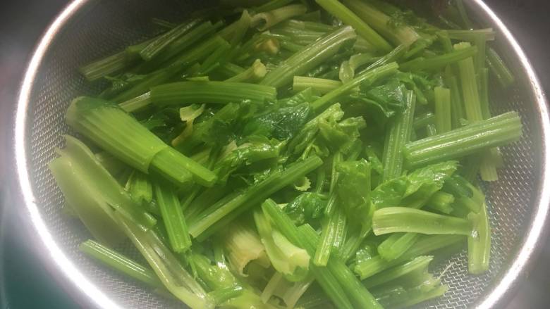 芹菜拌黑木,再次烧开后，捞出芹菜，沥干水分；