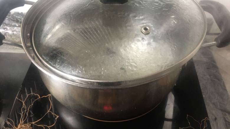 芹菜拌黑木,木耳煮2分钟左右；