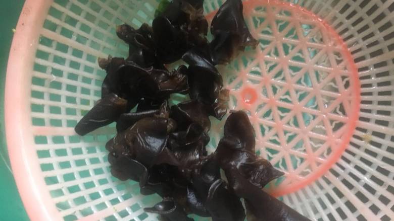 芹菜拌黑木,捞出木耳，沥干水分；
