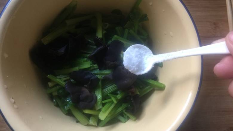 芹菜拌黑木,加一勺盐；