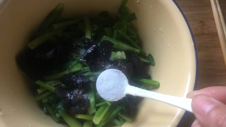 芹菜拌黑木,一小勺<a style='color:red;display:inline-block;' href='/shicai/ 3729'>白糖</a>；