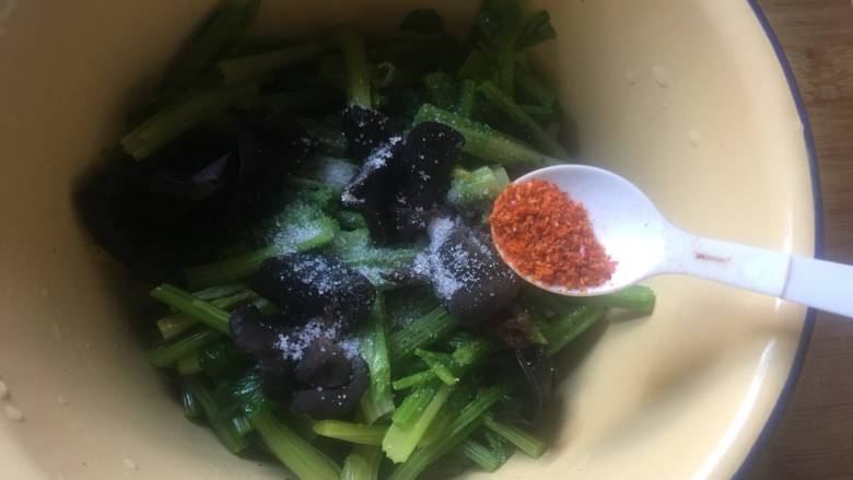 芹菜拌黑木,根据自己的口味，加入适量的<a style='color:red;display:inline-block;' href='/shicai/ 761'>辣椒粉</a>；