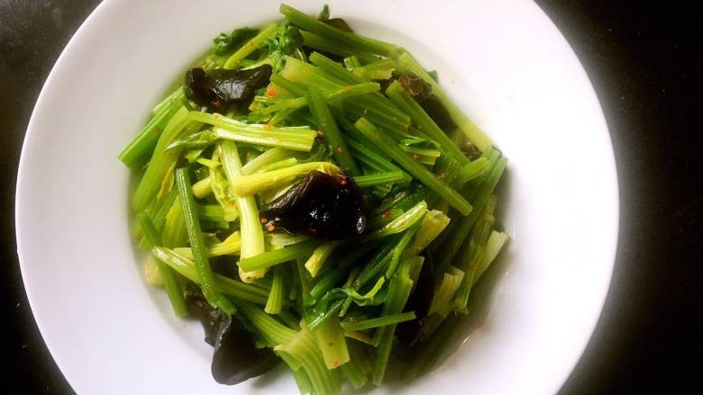 芹菜拌黑木,装盘；