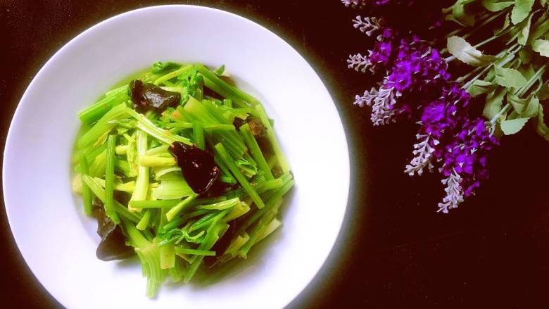 芹菜拌黑木,凹个造型，美美地拍一张，开饭了！