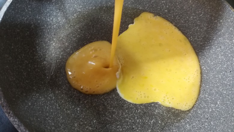 美味蛋炒饭,太凉或烧得太烫的锅炒鸡蛋都会口感不同。最好是鸡蛋倒在锅里的时候,不会马上凝结成块,这样炒出来的鸡蛋口感才会嫩。