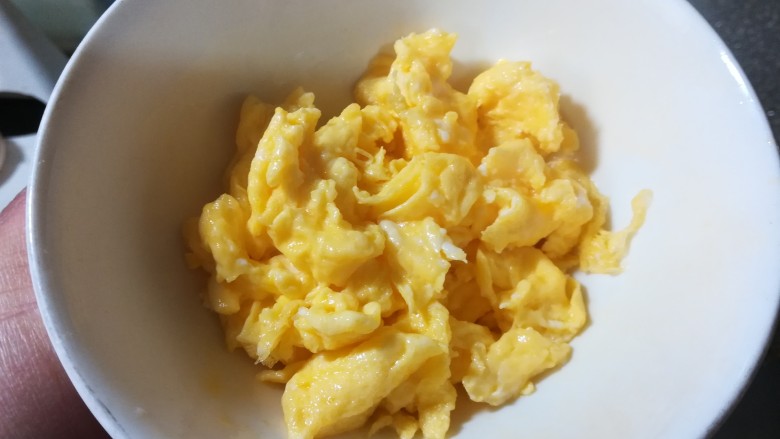 美味蛋炒饭,炒凝固后,立刻盛到碗里。
