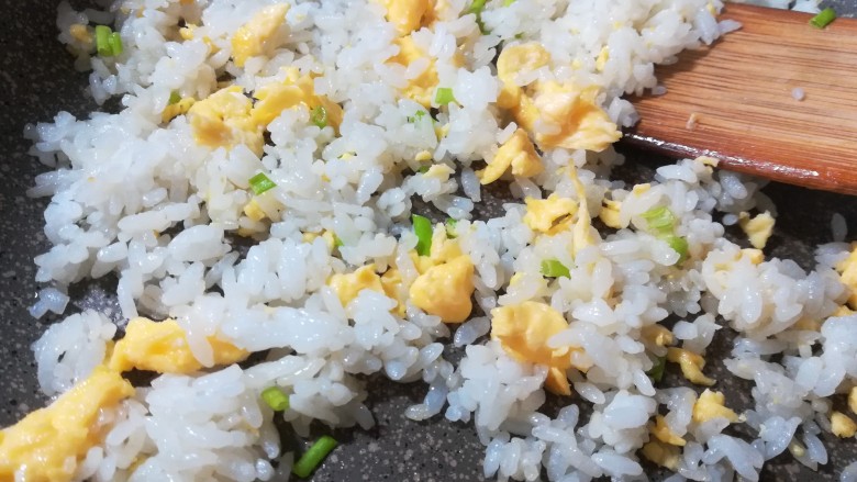 美味蛋炒饭,中火翻炒,至鸡蛋和米饭拌均匀,就可以开吃了。家里有虾仁或者玉米、豌豆、火腿粒也可以加一些,营养色彩会更丰富。