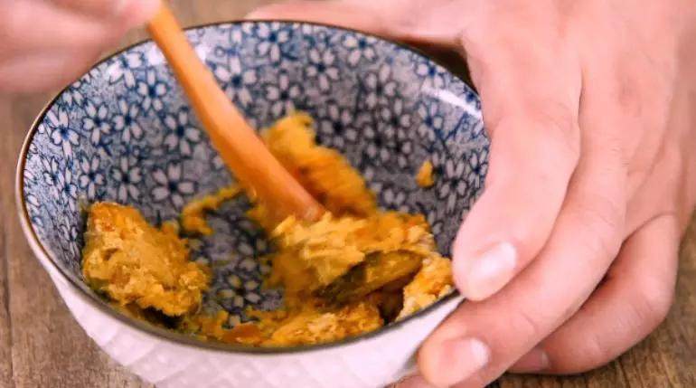咸蛋黄虾仁炒饭,自制巨美味的炒饭,这些年炒饭都白吃了!,将鸭蛋黄挑出, 碾碎备用
