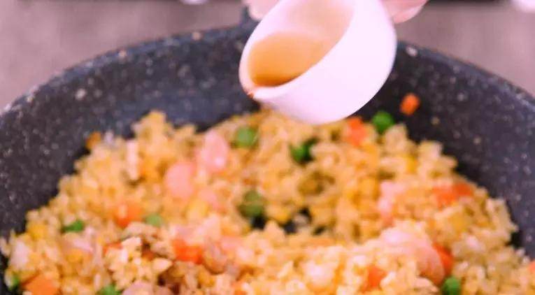咸蛋黄虾仁炒饭,自制巨美味的炒饭,这些年炒饭都白吃了!,加入一勺生抽,炒匀盛出