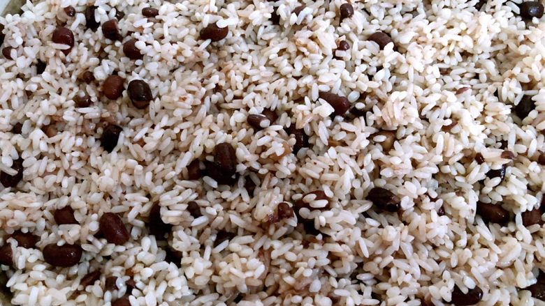 红豆糯米饭,加入剩下的糯米继续再蒸20分钟左右,直到蒸熟