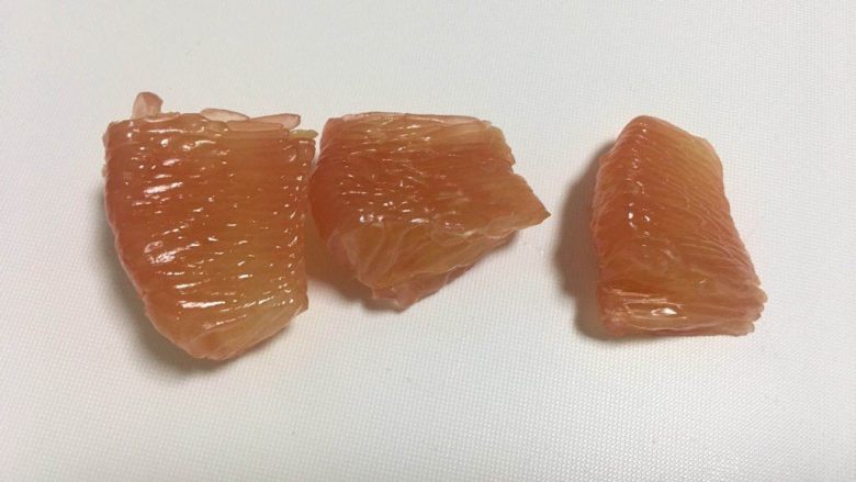 正宗好喝的水果茶,红<a style='color:red;display:inline-block;' href='/shicai/ 613'>柚子</a>去皮,切小块