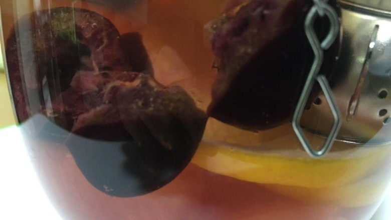 正宗好喝的水果茶,加入开水盖上杯盖3分钟,让红茶和果味释放出来