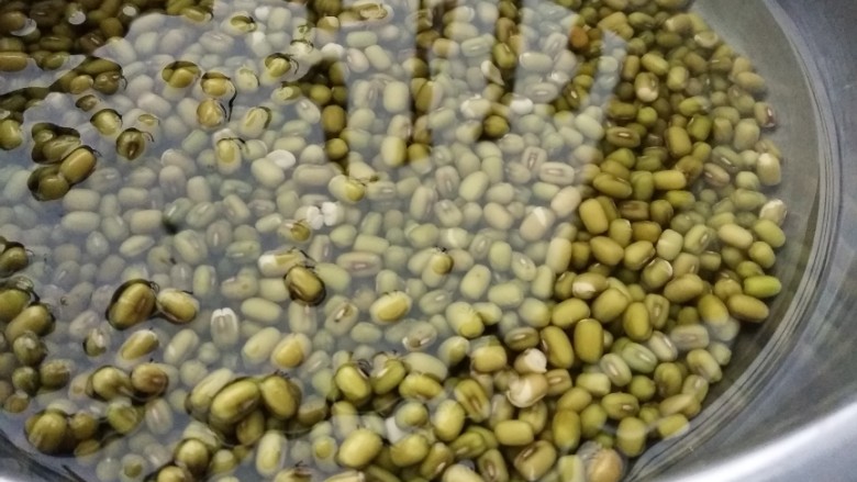 老婆饼,第二天早上泡好了,清洗一下,加适量的凉水没过绿豆就可以了,放蒸锅里开始蒸