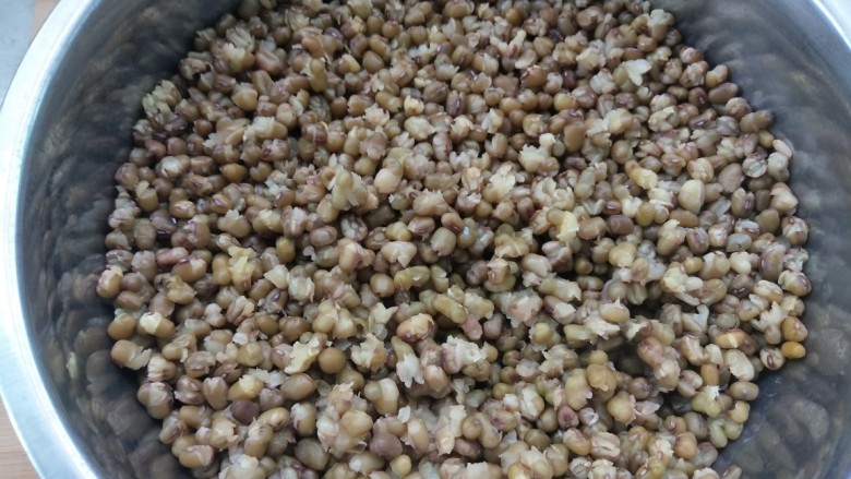 老婆饼,蒸一个小时左右,绿豆蒸得软软的,都开花了