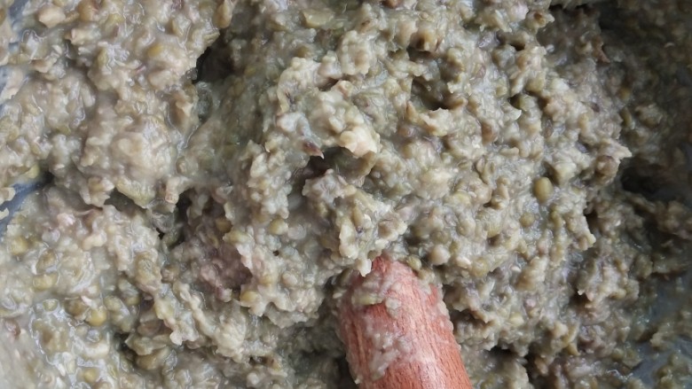 老婆饼,把它们捣捣碎,我用了擀面杖捣的