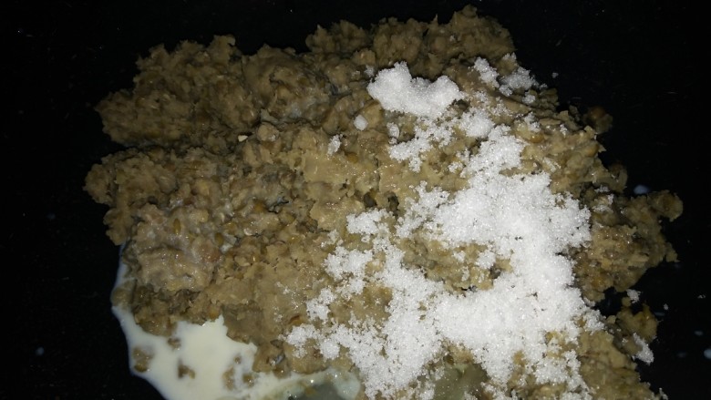 老婆饼,炒锅开小火,放牛奶,绿豆,玉米油,白糖,把它们和在一起,小火搅拌炒一下,馅做好了盛出来,放在一旁