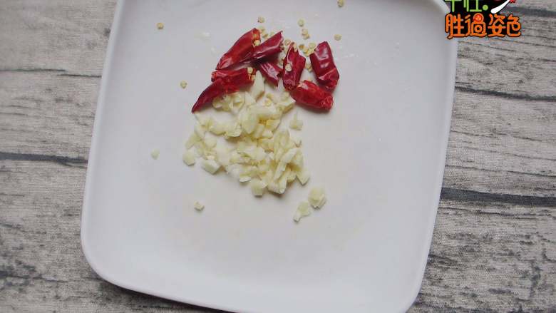 凉拌火腿油麦菜,准备蒜末和干辣椒