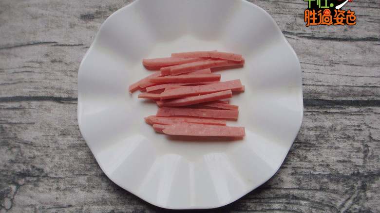 凉拌火腿油麦菜,<a style='color:red;display:inline-block;' href='/shicai/ 437'>火腿肠</a>切成丝