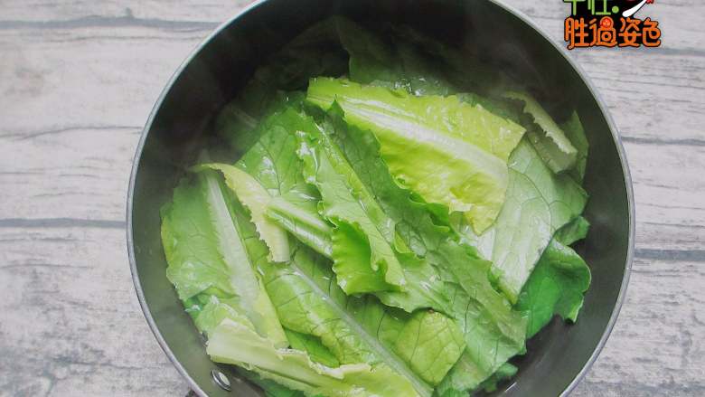 凉拌火腿油麦菜,油麦菜用热水绰熟
