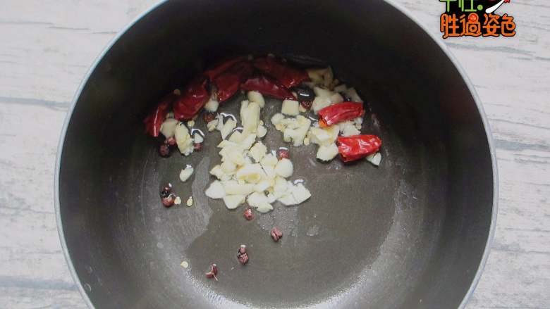 凉拌火腿油麦菜,将蒜沫、干辣椒放入锅中爆出香味
