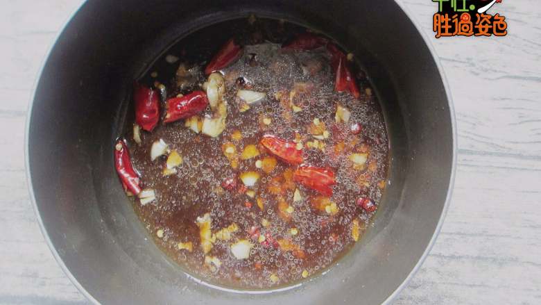 凉拌火腿油麦菜,淋入少许水，加入酱油、盐、鸡精调味