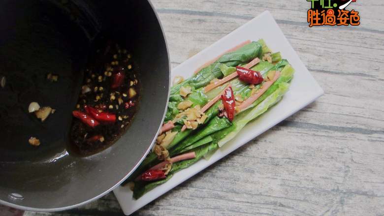 凉拌火腿油麦菜,烧开，将做好的汤汁淋在油麦菜上即可