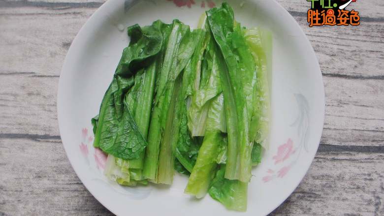 凉拌火腿油麦菜,捞出控水