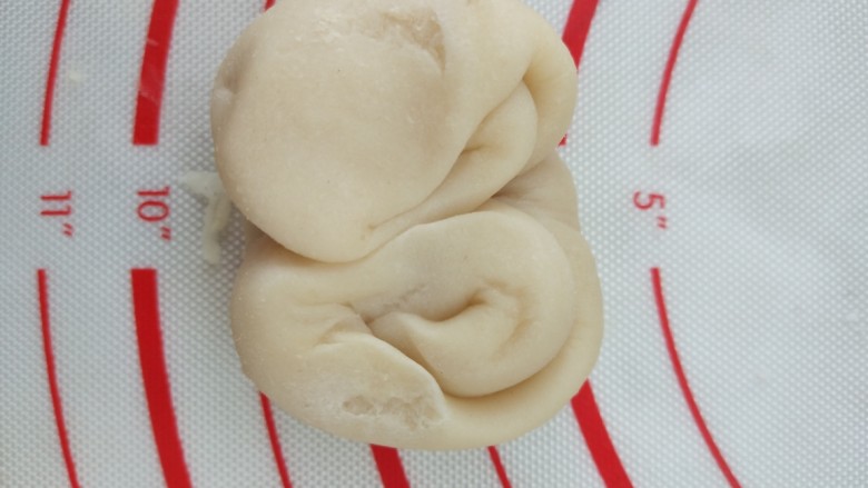 老婆饼,两头对着,弄成一个小团