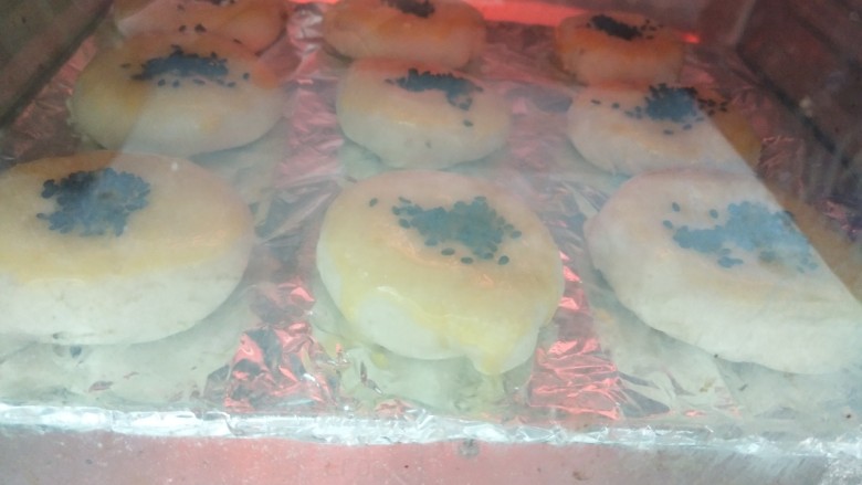 老婆饼,烤箱预热好了,180度烤30分钟左右就可以了