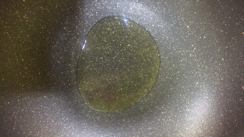 炒面线,热锅,倒少许油