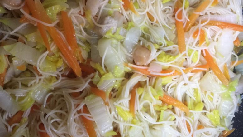 炒面线,翻炒均匀的样子(这时可以按口味试试味道,面线本来有咸了,干贝也鲜,所以我没有放什么调味)