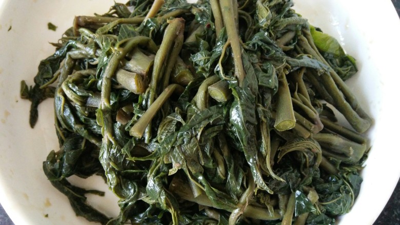 炸香椿鱼,要用手抓匀,才能彻底入味,腌二十分钟左右才能彻底入味